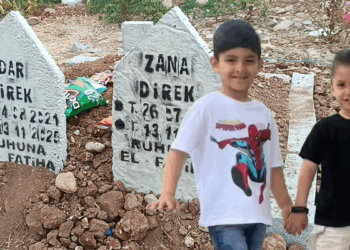 TIR'a çarpan otomobilde ölen kardeşler Adar ve Zana, yan yana defnedildi