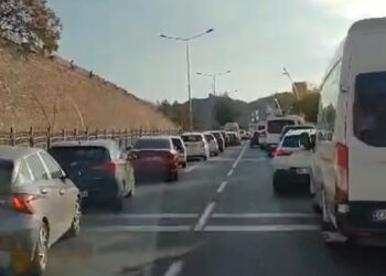Sürücülerin fermuar yöntemiyle ambulansa yol verme anı görüntülendi