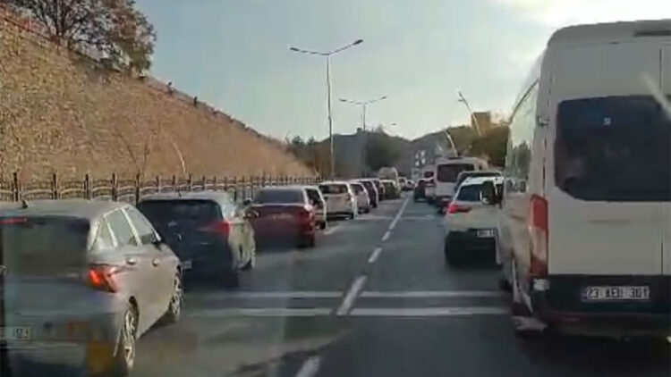 Sürücülerin fermuar yöntemiyle ambulansa yol verme anı görüntülendi