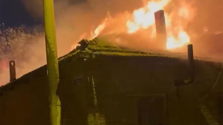 Turgutlu'da müstakil evde çıkan yangın bitişikteki eve sıçradı