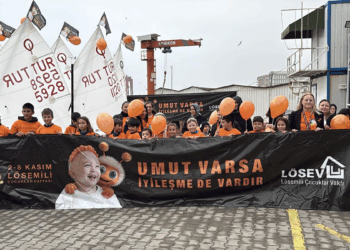 Tekirdağlı yelkenciler, lösemiye dikkat çekmek için turuncu balonlarla denize açıldı