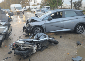 Ters şeride giren otomobile, motosiklet çarptı; 2 yaralı