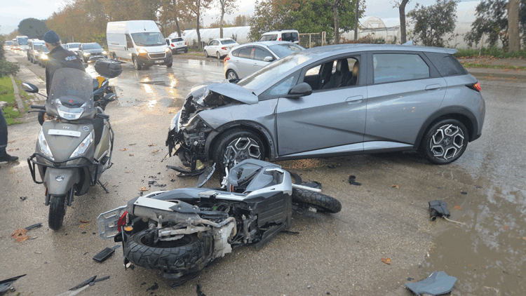 Ters şeride giren otomobile, motosiklet çarptı; 2 yaralı