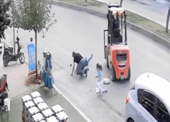 Ters yönde ilerleyen forkliftin çarptığı baba ve 2 çocuğu yaralandı