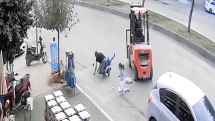 Ters yönde ilerleyen forkliftin çarptığı baba ve 2 çocuğu yaralandı