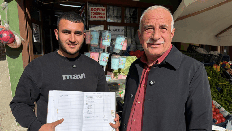 Tokat’ta hayırsever, bakkalın veresiye defterindeki 149 bin TL'lik borcu ödedi