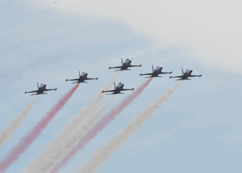 Türk Yıldızları'ndan Çorlu'da gösteri uçuşu
