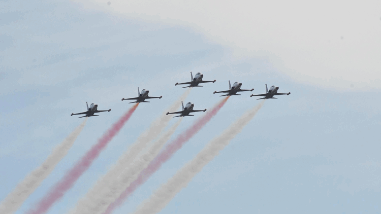 Türk Yıldızları'ndan Çorlu'da gösteri uçuşu