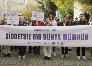 Tuzla Belediyesi personeli, kadına şiddete karşı sessiz yürüyüş gerçekleştirdi