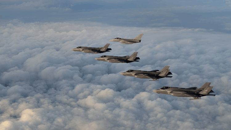 Ukrayna, Fransa’dan 100 Rafale savaş uçağı satın alacak