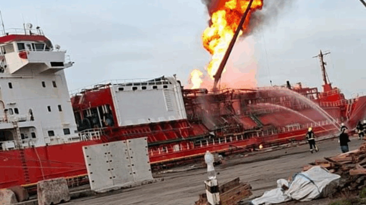 Ukrayna'da isabet alan Türk gemisinde yangın çıktı