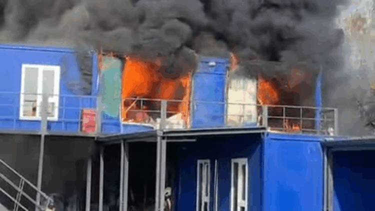 Üniversite kampüsündeki konteynerlerde çıkan yangın söndürüldü