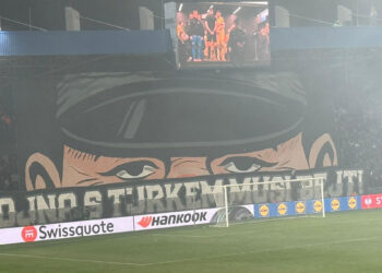 Viktoria Plzen'den dikkat çeken pankart