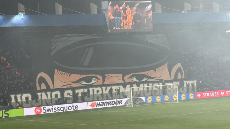 Viktoria Plzen'den dikkat çeken pankart