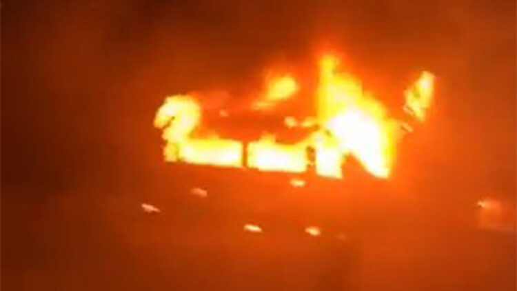 İsrailliler Batı Şeria'da çok sayıda araç ve evi ateşe verdi