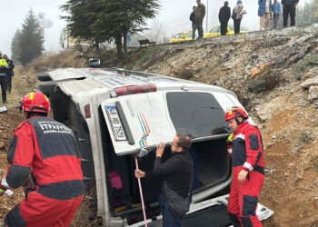 Yolcu minibüsü şarampole devrildi: 15 yaralı