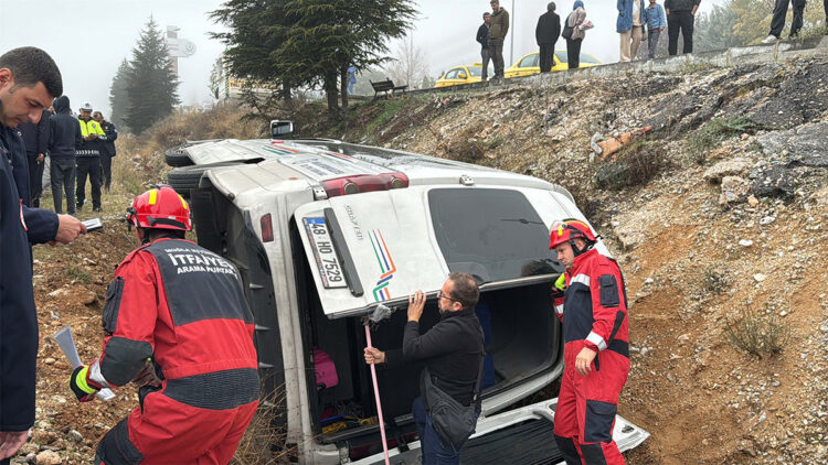 Yolcu minibüsü şarampole devrildi: 15 yaralı