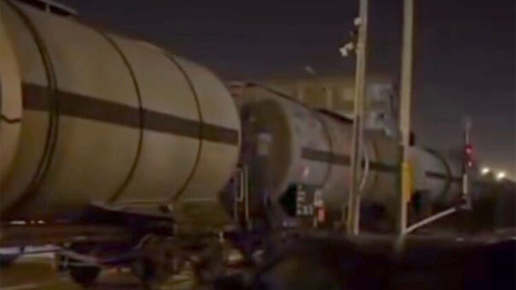 Yük treni bariyeri kapalı hemzemin geçitte otomobile çarptı