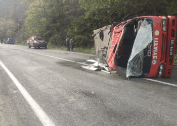 Yangına müdahaleden dönen itfaiye aracı devrildi: 2 yaralı