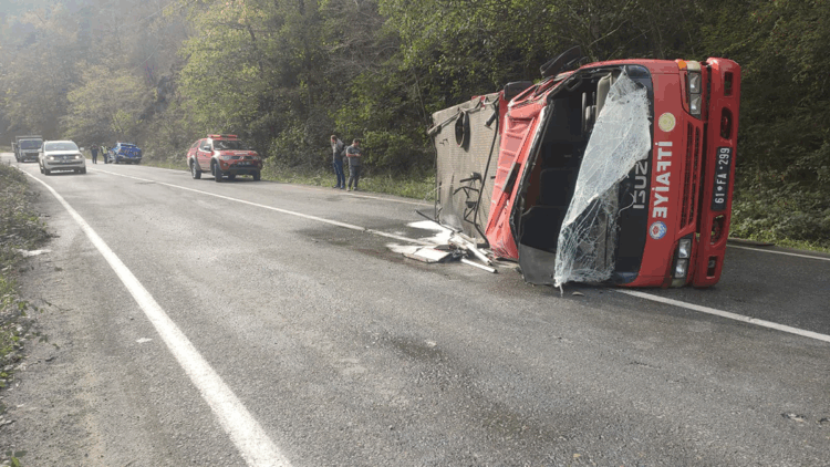 Yangına müdahaleden dönen itfaiye aracı devrildi: 2 yaralı