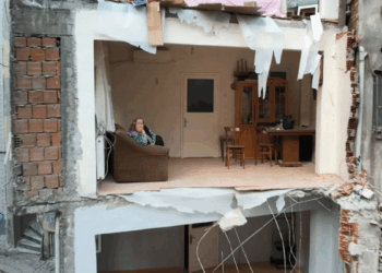 Zeytinburnu'nda 4 katlı bina yıkıldı; bitişteki apartman duvarsız kaldı