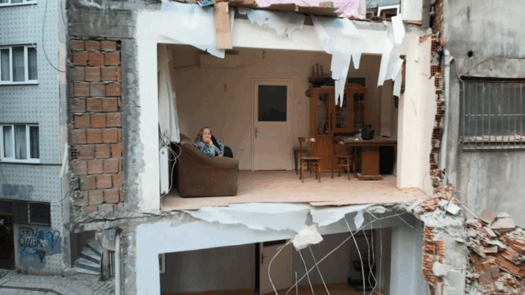 Zeytinburnu'nda 4 katlı bina yıkıldı; bitişteki apartman duvarsız kaldı