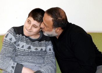 Zihinsel ve bedensel engelli oğluna 8 yıldır hem anne hem baba