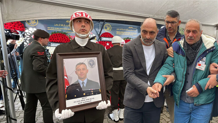 Şehit Akın Karakuş'un babası ayakta durmakta zorlandı