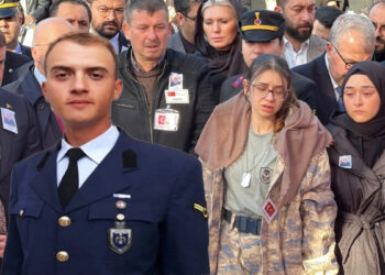 Şehit İlhan Ongan'ın kız kardeşi ağabeyinin kamuflajını giyerek cenazeye katıldı