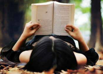 Okuyormuş gibi yapıyoruz