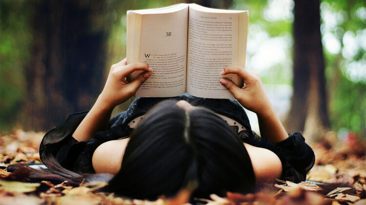 Okuyormuş gibi yapıyoruz