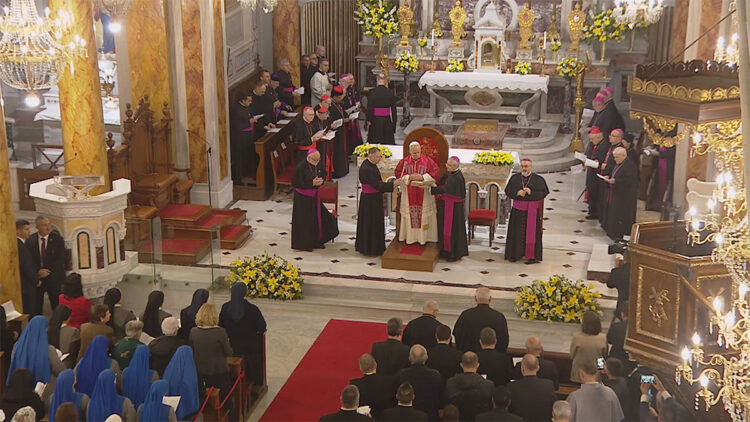 Papa 14. Leo Saint Esprit Katedrali'ndeki ayine katıldı