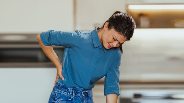 Sırt ağrıları günlük hayatta yapılacak basit ama etkili değişikliklerle önlenebilir