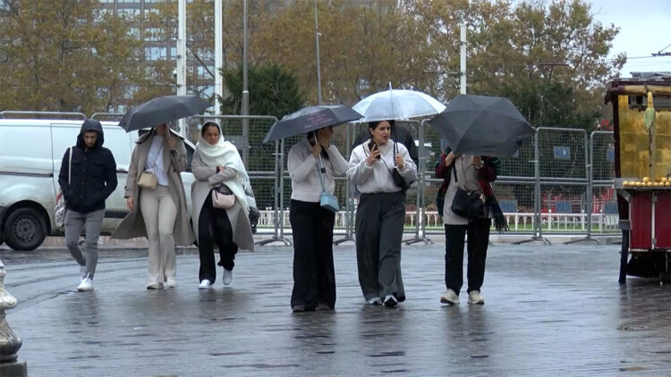 İstanbul'da yağmur etkili oldu sıcaklık 5 derece düştü