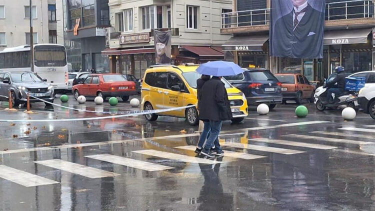 Kırklareli'de öğle saatlerinde sağanak etkili oldu