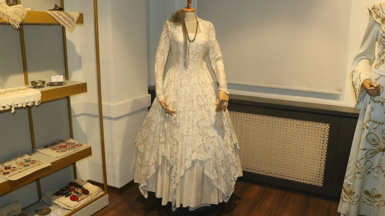 100 yıllık gelinlikler, 200 yıllık binada sergileniyor