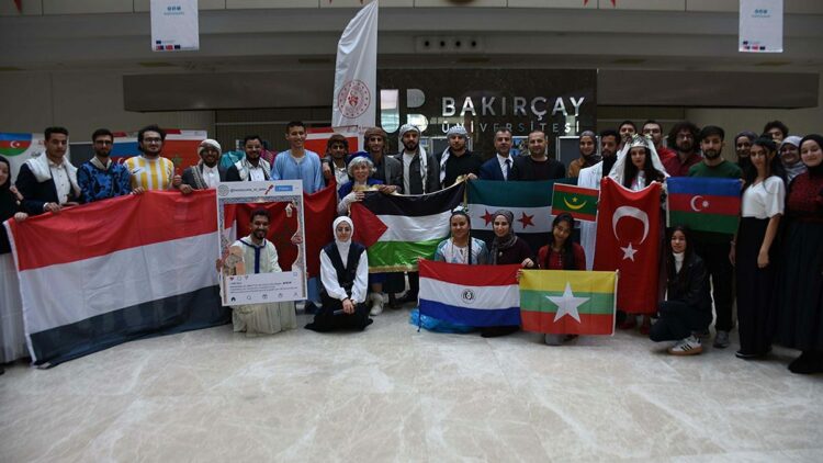 100'ü aşkın uluslararası öğrenci, İzmir'de kültürlerini tanıttı100'ü aşkın uluslararası öğrenci, İzmir'de kültürlerini tanıttı