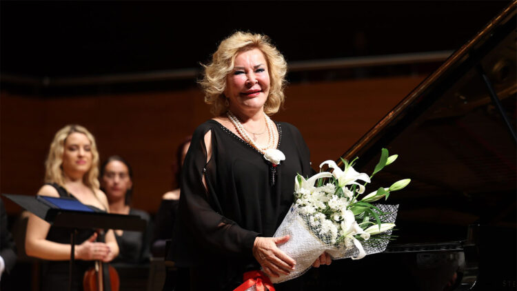 Ünlü piyanist Gülsin Onay Mozart'ın eserleri seslendirildi