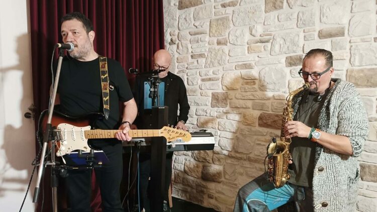 2 mühendis ve 1 cerrah, öğrencilere burs desteği için sahne aldı