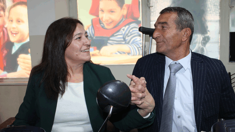 28 yıldır evli çift, kendi hayatlarındaki engelleri birlikte aştı