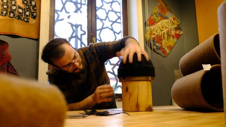 4'üncü kuşak keçeci esnafın atölyesinde Mevlana Haftası yoğunluğu