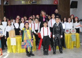 4’üncü sınıf öğrencileri, atıkları geri dönüştürerek yaptıkları eşyaları sergiledi