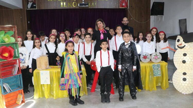 4’üncü sınıf öğrencileri, atıkları geri dönüştürerek yaptıkları eşyaları sergiledi