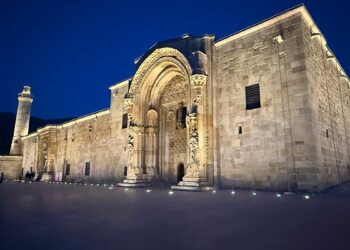 797 yıllık Divriği Ulu Camii'nde 'ışık' şöleni