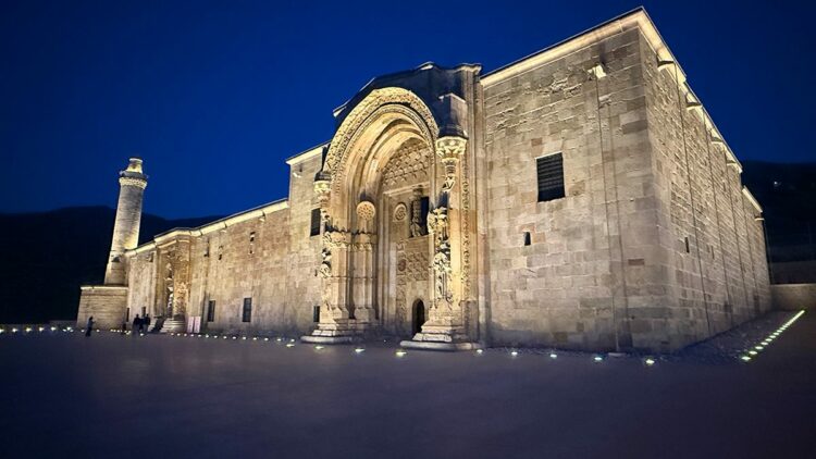797 yıllık Divriği Ulu Camii'nde 'ışık' şöleni