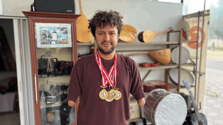 95 madalyalı Hamit Demir, engelleri havuzda ve tiyatro sahnesinde aştı