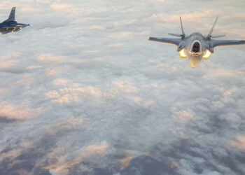 ABD'ye ait F-16 savaş uçağı düştü