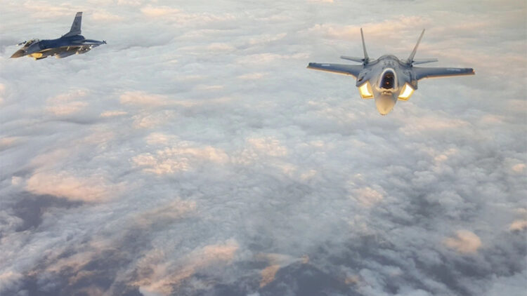 ABD'ye ait F-16 savaş uçağı düştü