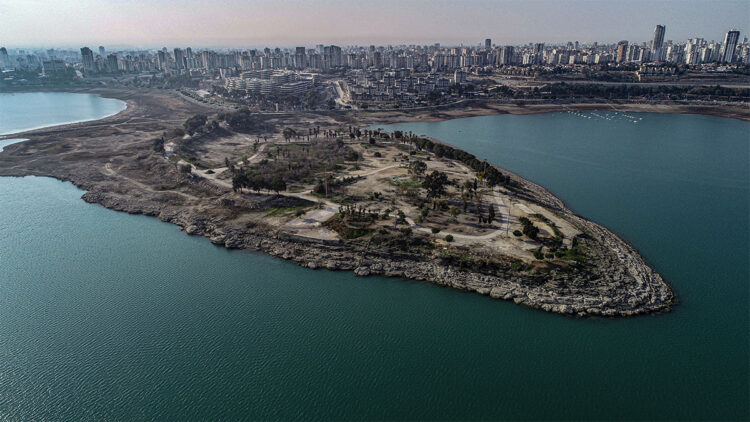 Menderes Adası'ndaki kaçak yapılar yıkıldı