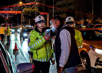 Adana'da trafik polisleri denetim yaptı; 60 sürücü ceza yedi